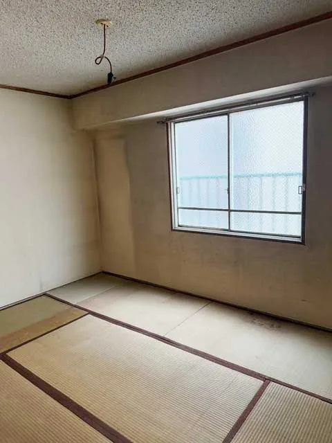品物を運び出し畳と窓まわりが見える片付け後の和室