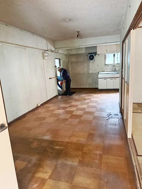 品物を運び出し床と通路が見える片付け後のリビング・ダイニング